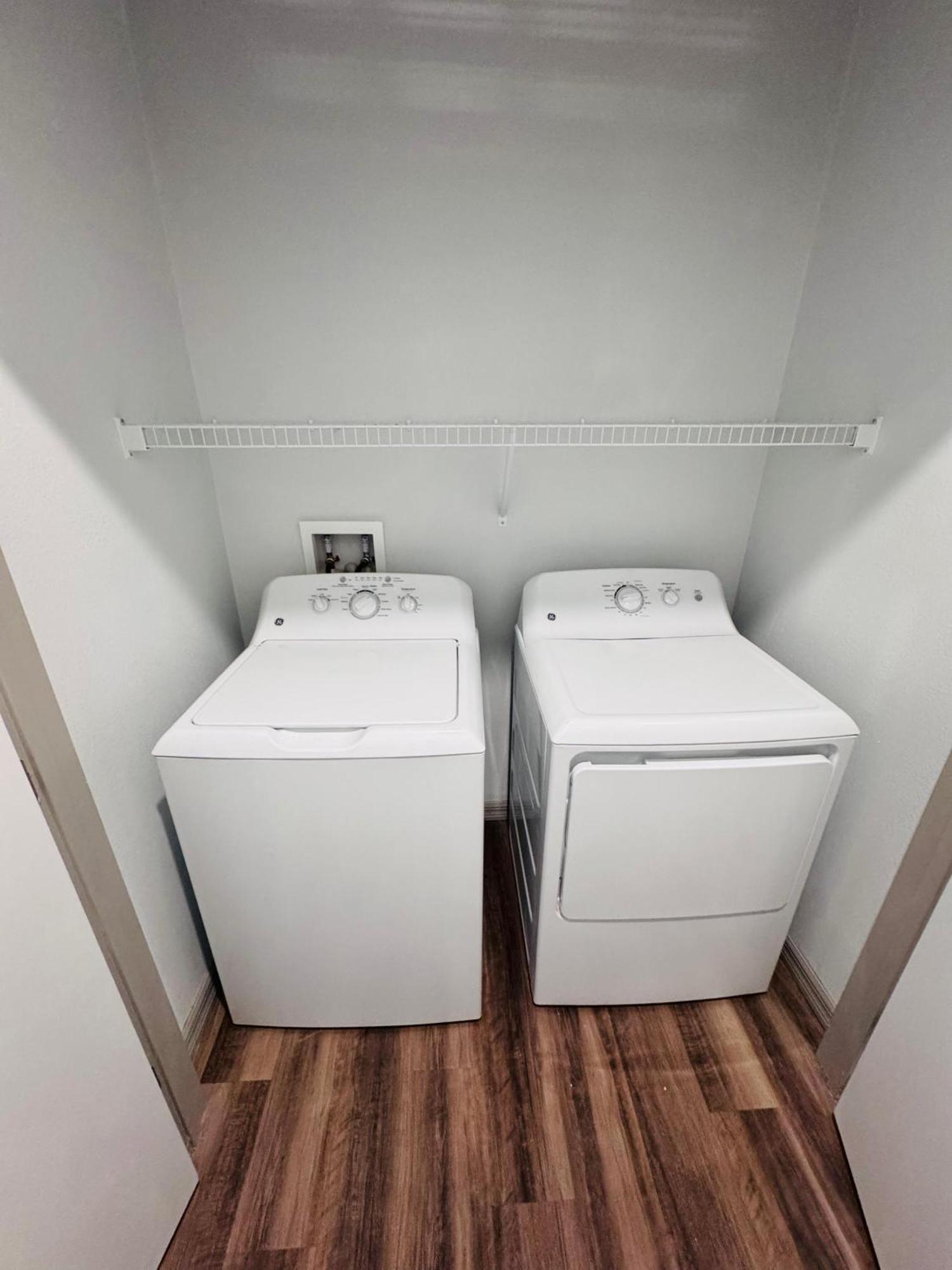 Apartment Entire With Relaxing King Bed, Pets Welcome, 15 Min To Parks, Resort-style Amenities *